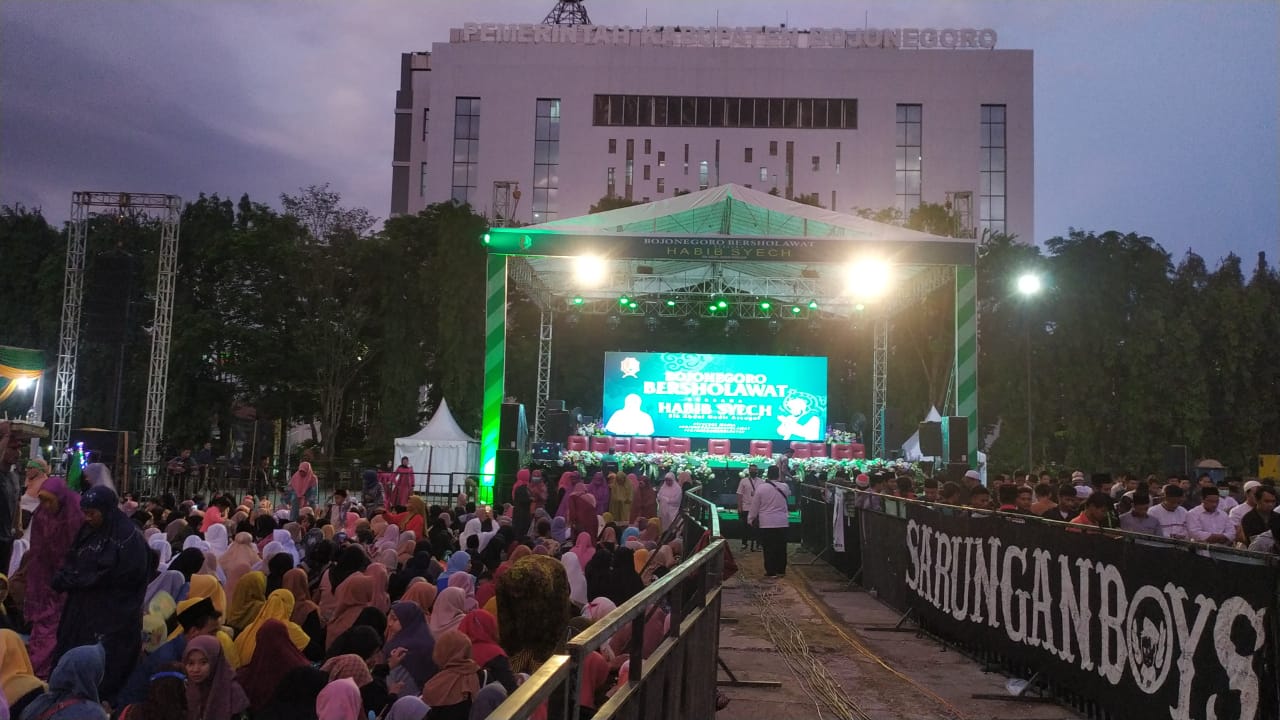 Ribuan Syekher Mania Sudah Memadati Alun-alun Bojonegoro
